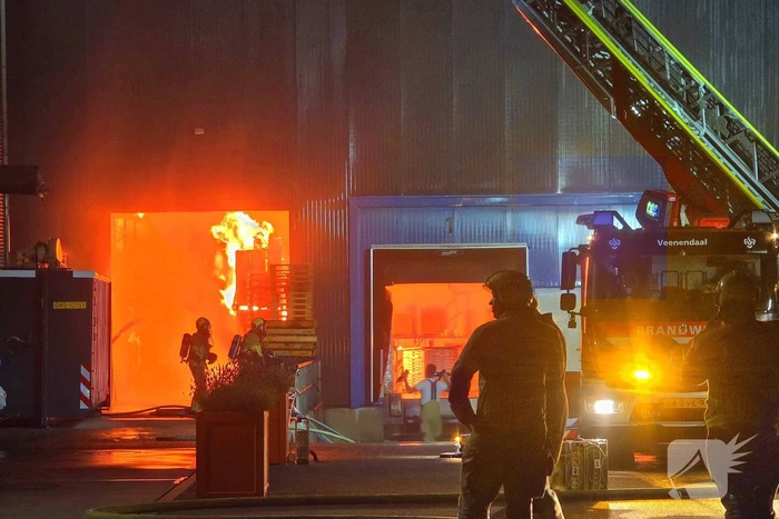 Uitslaande brand in bedrijfspand brandweer schaalt groots op
