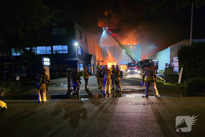 Uitslaande brand in bedrijfspand brandweer schaalt groots op
