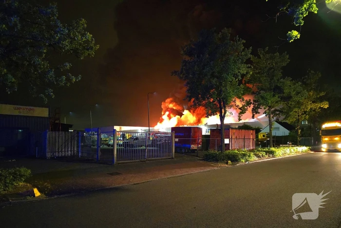 Uitslaande brand in bedrijfspand brandweer schaalt groots op