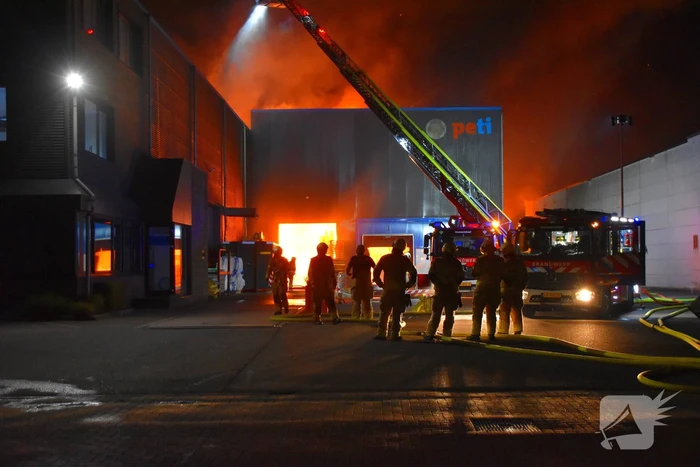 Uitslaande brand in bedrijfspand brandweer schaalt groots op