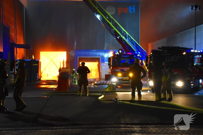 Uitslaande brand in bedrijfspand brandweer schaalt groots op