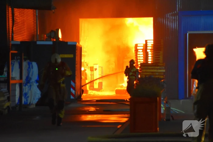 Uitslaande brand in bedrijfspand brandweer schaalt groots op