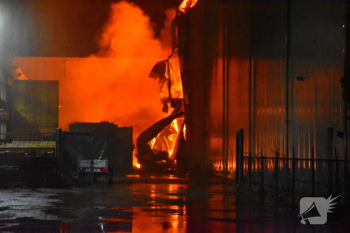Uitslaande brand in bedrijfspand brandweer schaalt groots op