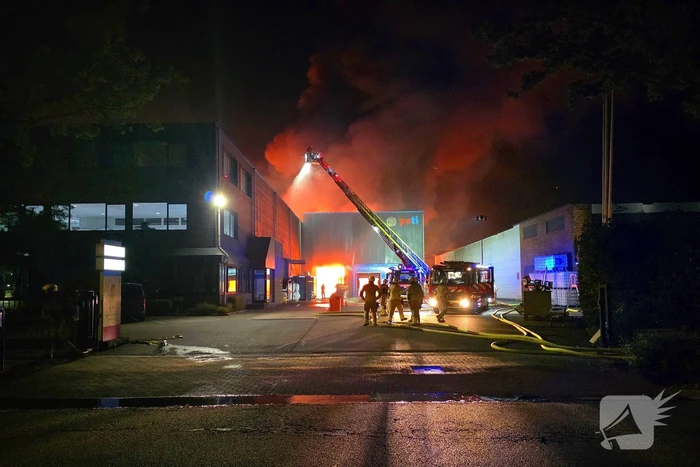 Uitslaande brand in bedrijfspand brandweer schaalt groots op
