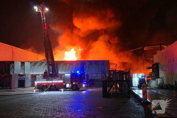 Uitslaande brand in bedrijfspand brandweer schaalt groots op