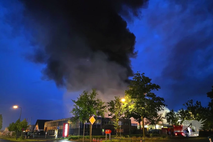Uitslaande brand in bedrijfspand brandweer schaalt groots op