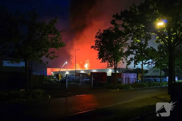Uitslaande brand in bedrijfspand brandweer schaalt groots op