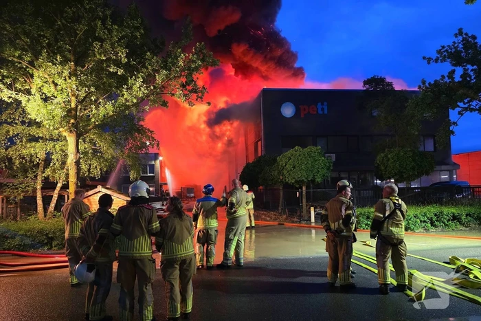 Uitslaande brand in bedrijfspand brandweer schaalt groots op