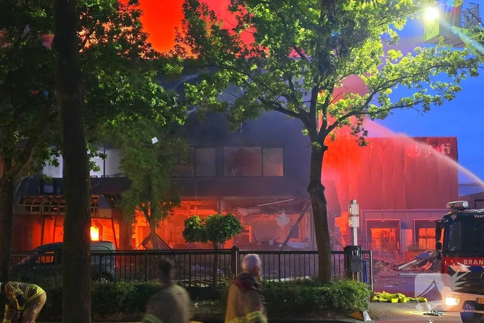 Uitslaande brand in bedrijfspand brandweer schaalt groots op