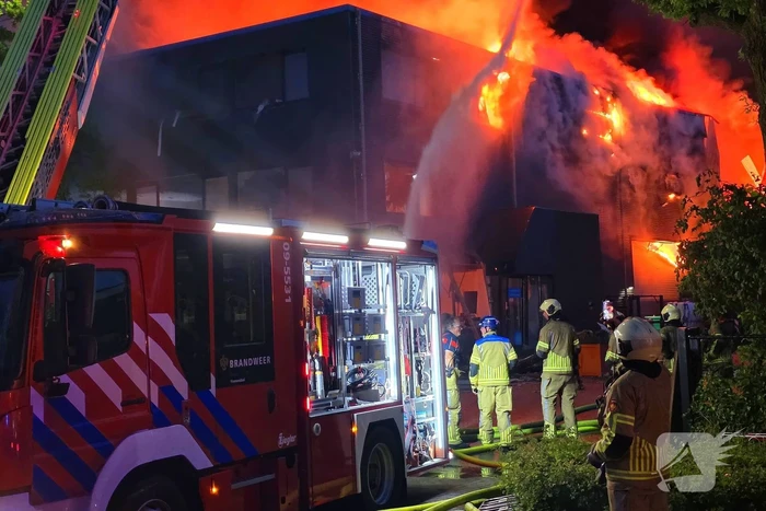 Uitslaande brand in bedrijfspand brandweer schaalt groots op