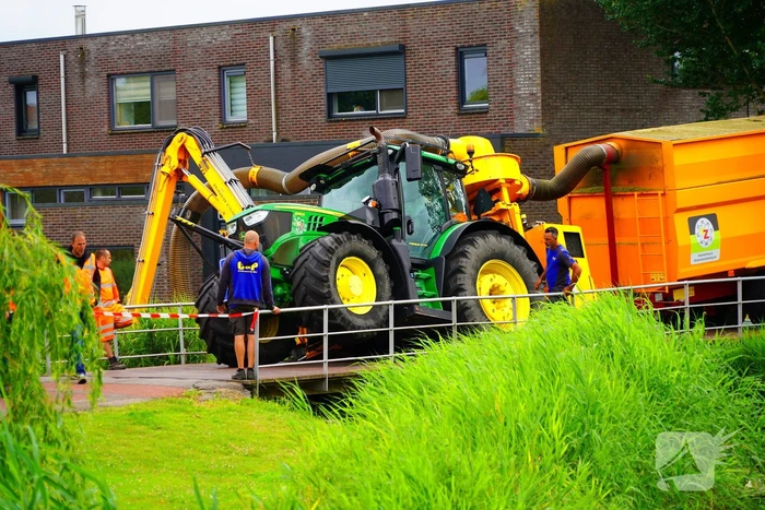 Tractor zakt door brug tijdens werk