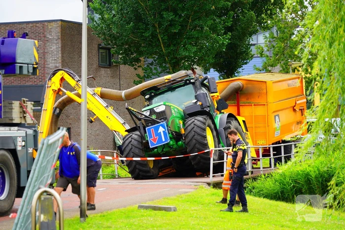 Tractor zakt door brug tijdens werk