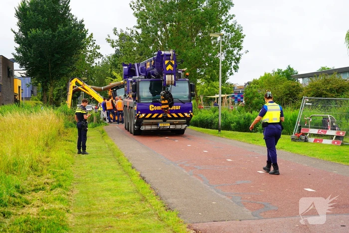 Tractor zakt door brug tijdens werk
