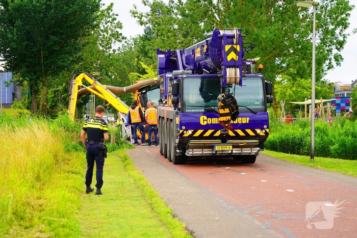 Tractor zakt door brug tijdens werk