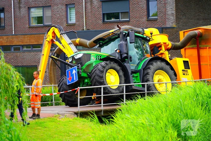 Tractor zakt door brug tijdens werk