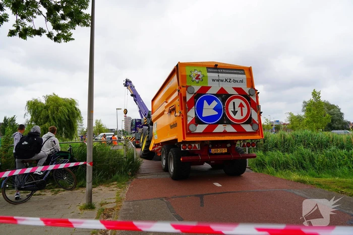 Tractor zakt door brug tijdens werk