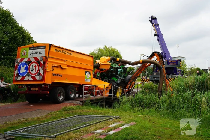 Tractor zakt door brug tijdens werk