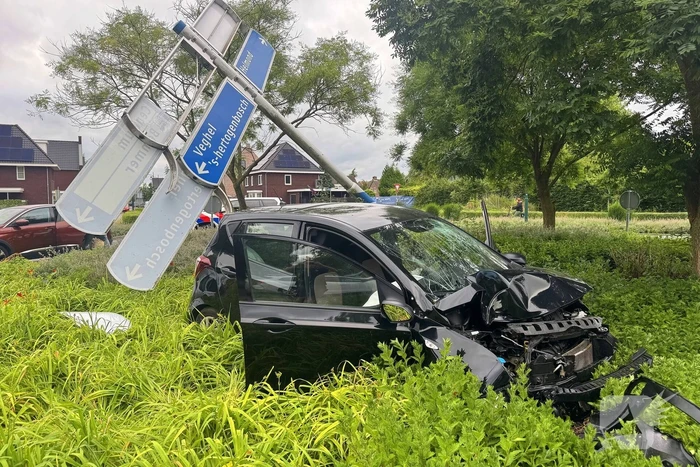 Oud echtpaar gewond bij ongeval op rotonde