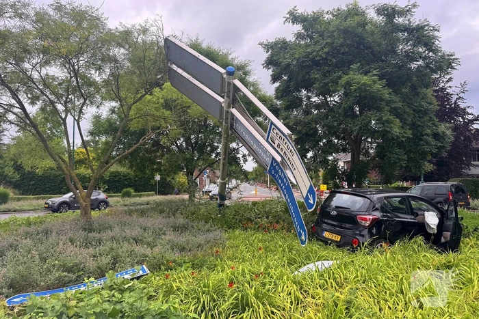 Oud echtpaar gewond bij ongeval op rotonde