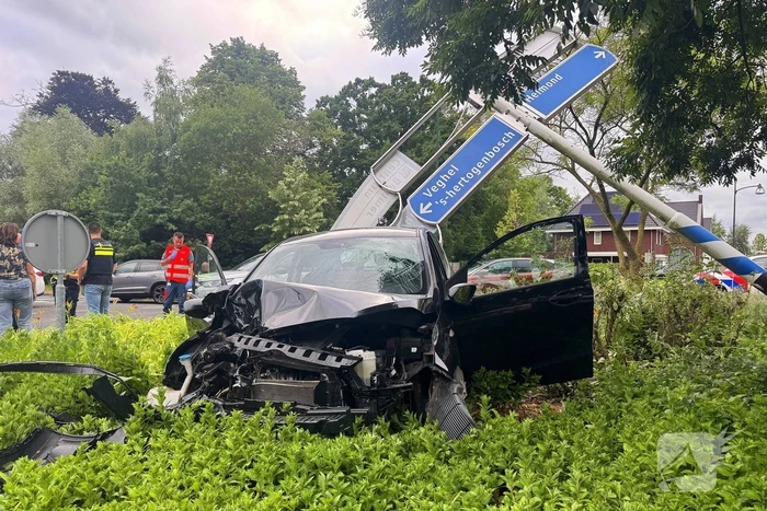 Oud echtpaar gewond bij ongeval op rotonde