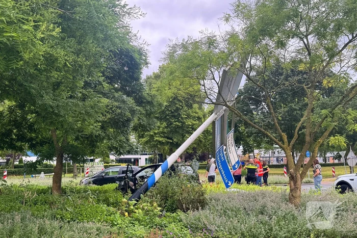 Oud echtpaar gewond bij ongeval op rotonde