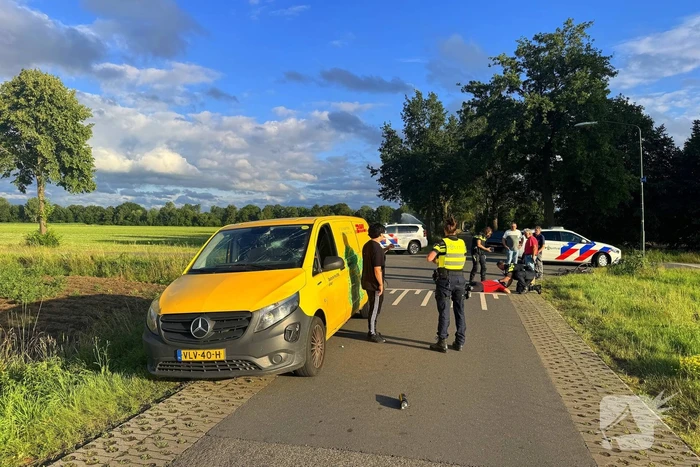 Wielrenner ernstig gewond bij aanrijding met pakketbezorger