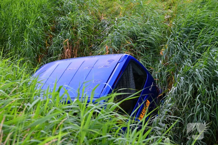 Berger trekt auto uit sloot