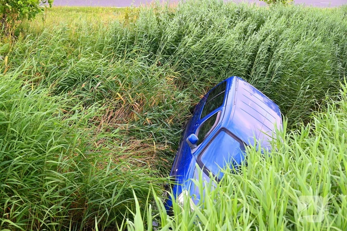 Berger trekt auto uit sloot