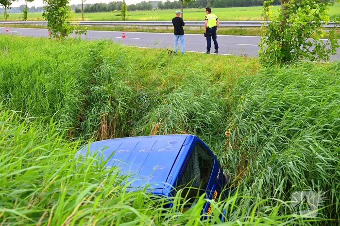 Berger trekt auto uit sloot
