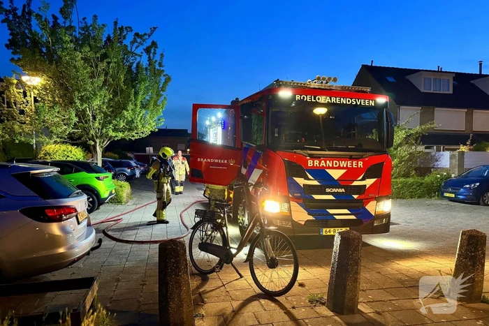Brandweer gecontroleert schuttingbrand