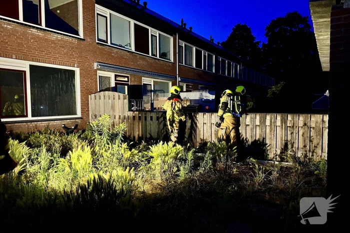 Brandweer gecontroleert schuttingbrand