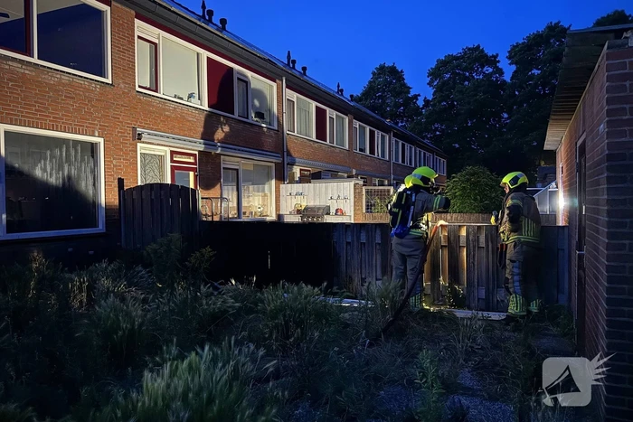 Brandweer gecontroleert schuttingbrand