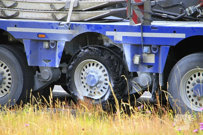 Vrachtwagenbrand door klapband snel geblust