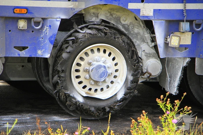 Vrachtwagenbrand door klapband snel geblust