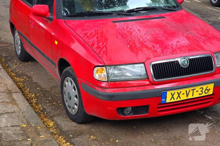 Fietser geschept door auto op rotonde