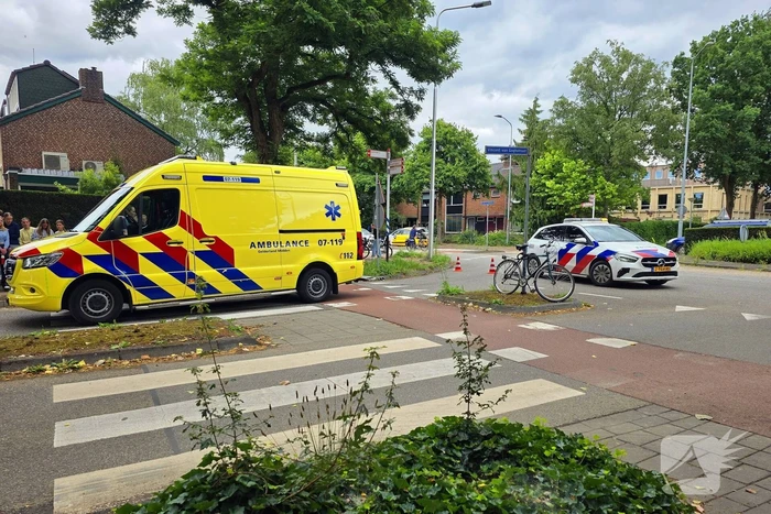 Fietser geschept door auto op rotonde