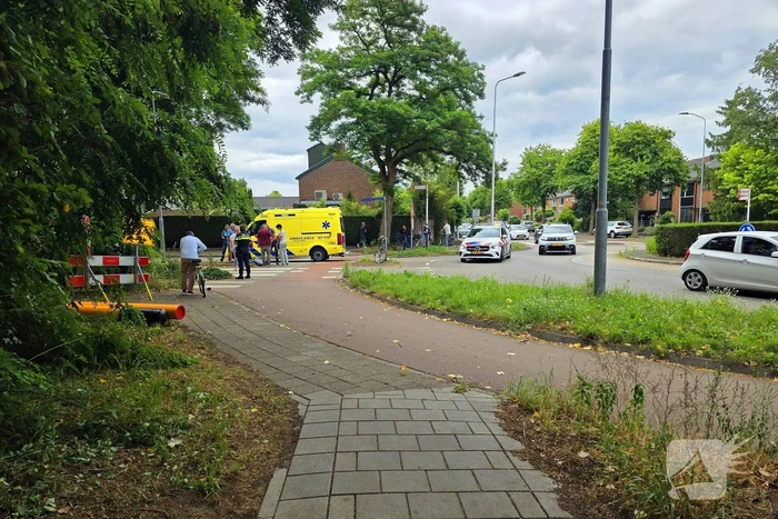 Fietser geschept door auto op rotonde
