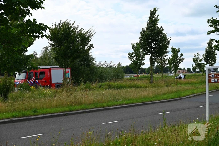 Voertuig op kant na ongeval