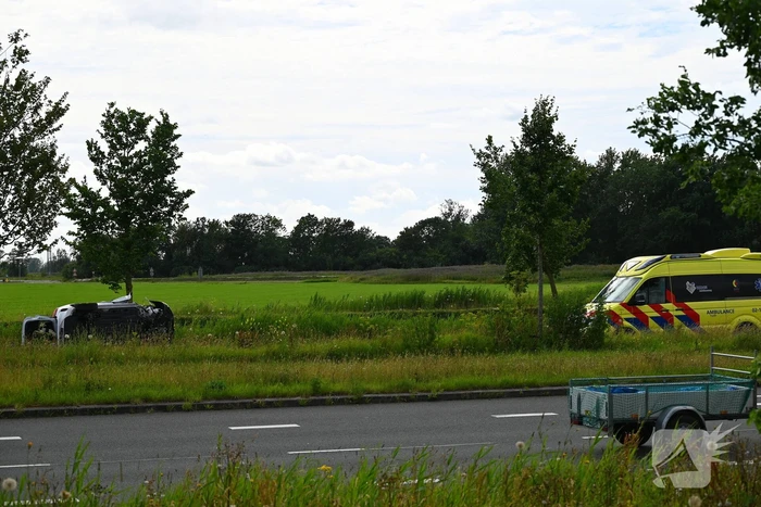 Voertuig op kant na ongeval