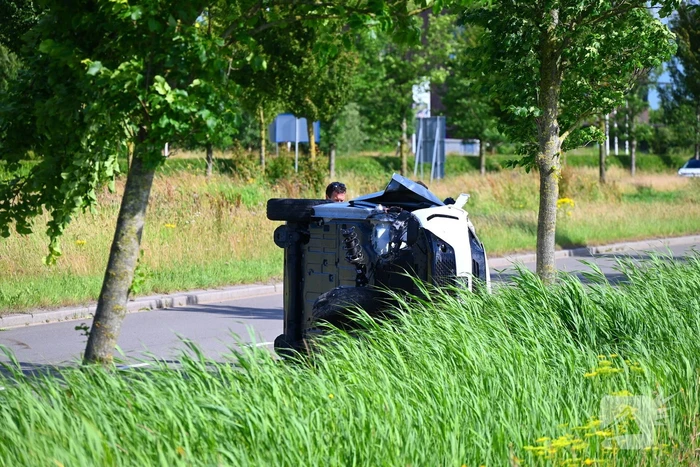 Voertuig op kant na ongeval