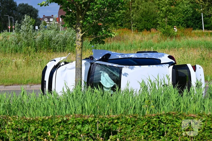 Voertuig op kant na ongeval