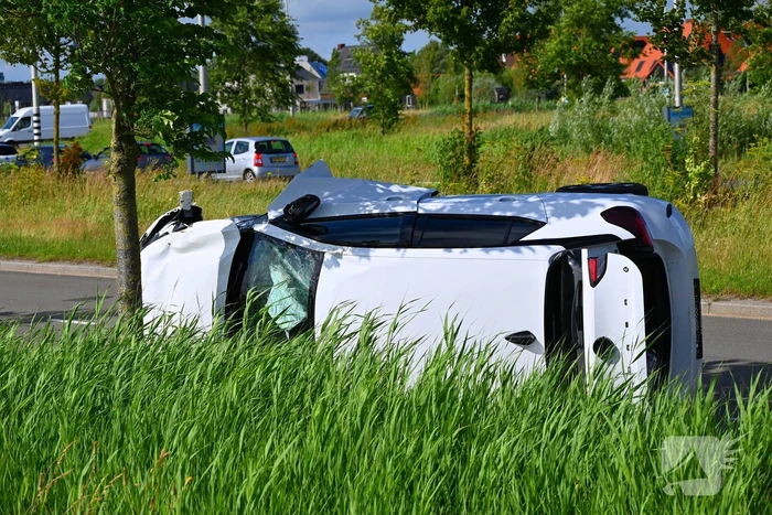 Voertuig op kant na ongeval