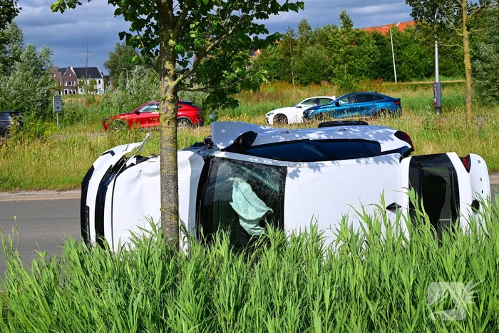 Voertuig op kant na ongeval