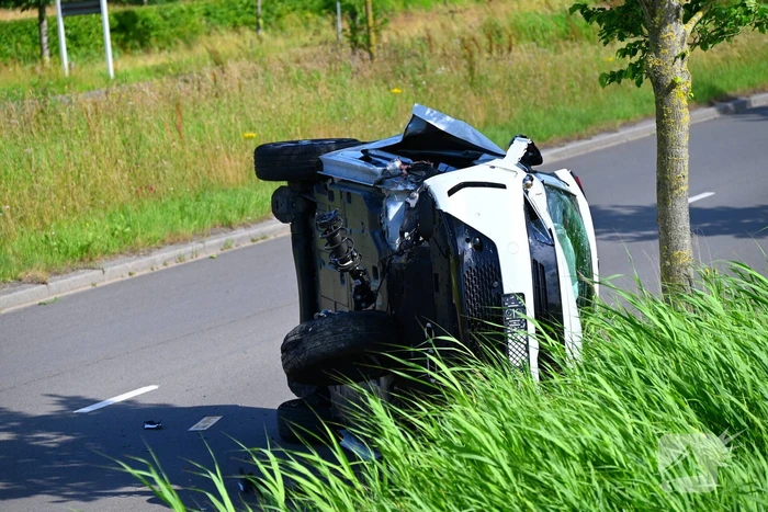 Voertuig op kant na ongeval