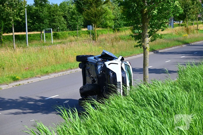 Voertuig op kant na ongeval