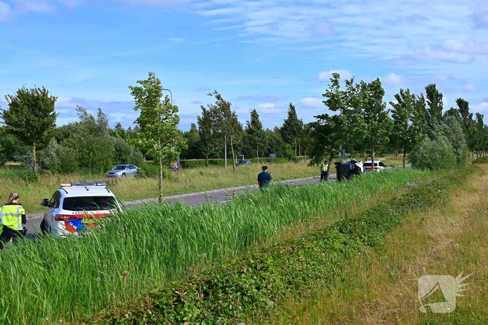 Voertuig op kant na ongeval