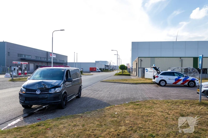 Ongeval tussen busje en auto zonder gewonden
