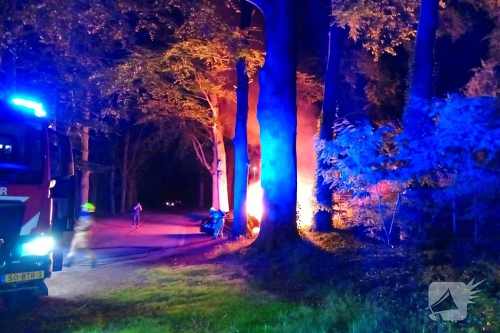 Brandweer blust auto van  250000 00 op parkeerplaats die vlam vat