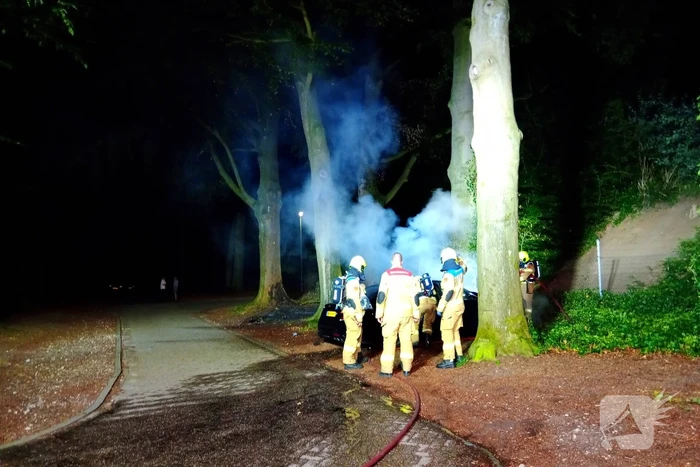 Brandweer blust auto van  250000 00 op parkeerplaats die vlam vat