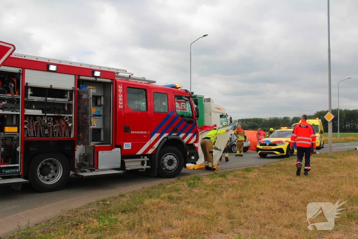 Vrouw (80) overleden bij ernstige aanrijding met vrachtwagen